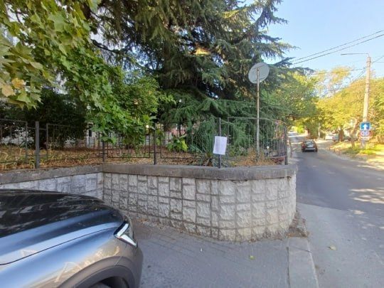 #Нам_пишут. 31 июля на металлическом ограждении по ул.Демидова, 13 департамент городского хозяйства разместил требование, обязывающее демонтировать металлический забор