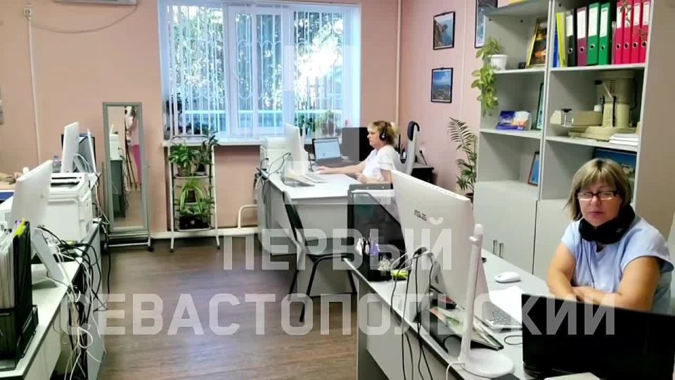 В информационно-координационном центре соцзащиты показали, как работают специалисты, которые консультируют горожан по мерам соцподдержки в Севастополе