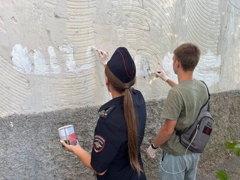 150 надписей, рекламирующих интернет-ресурсы, которые распространяют запрещённые вещества, уничтожили полицейские