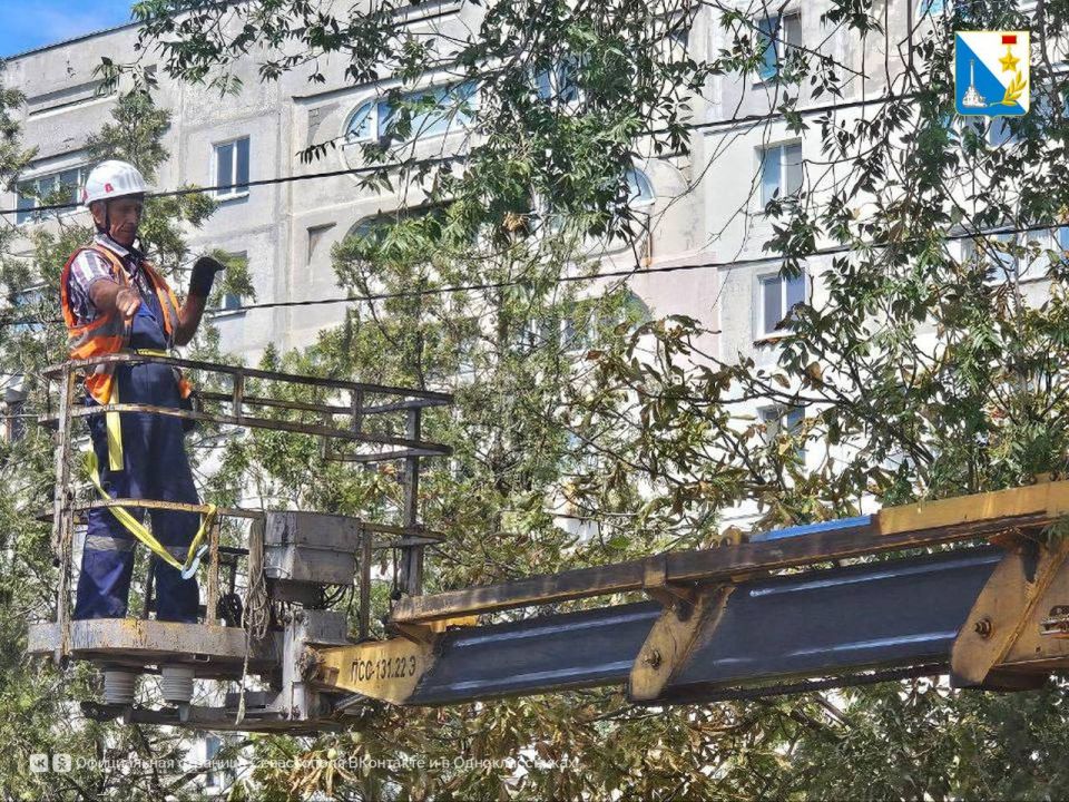 Заботимся о безопасности. На улице Генерала Мельника специалисты «Горсвета» провели обрезку деревьев в охранных зонах линий наружного освещения Это важно для предотвращения аварийных ситуаций — при сильном ветре или...