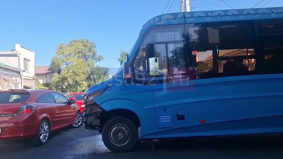На перекрестке пер. Бутакова и 6-Бастионная столкнулись 109 автобус и легковой автомобиль