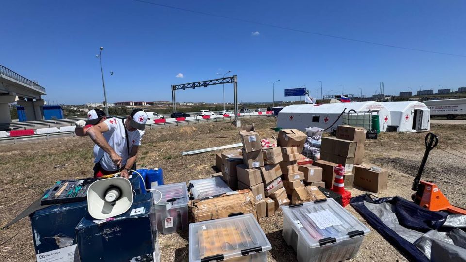 Возле Крымского моста развернули пункты оказания медпомощи автотуристам, задержавшимся в очереди на досмотр со стороны Керчи Возле Крымского моста развернули пункты оказания медпомощи автотуристам, задержавшимся в очереди на досмотр со стороны Керчи