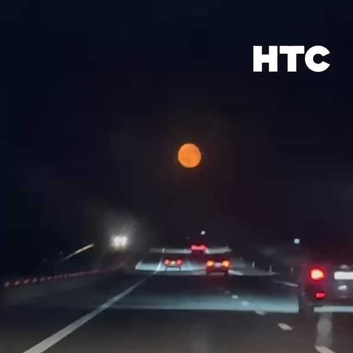 Оранжевая Луна над городом