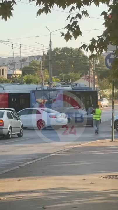 У парка Победы произошло ДТП На дороге столкнулись автомобиль Volkswagen и троллейбус. В сторону Омеги и пляжа парка Победы собралась пробка