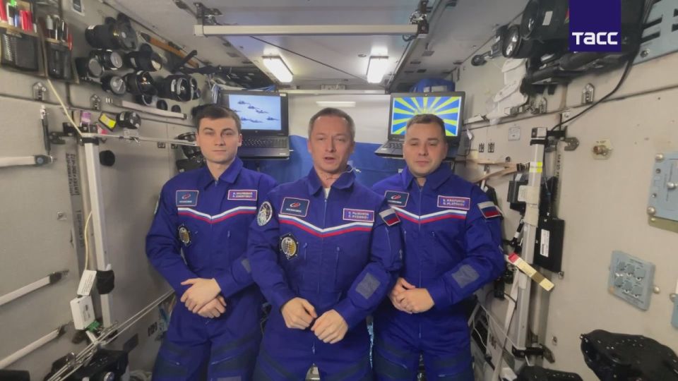 Экипаж международной космической станции поздравил летчиков Военно-воздушных сил России с профессиональным праздником