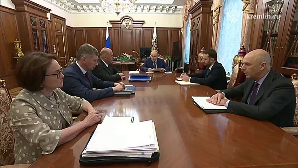 Владимир Путин провёл совещание по экономическим вопросам