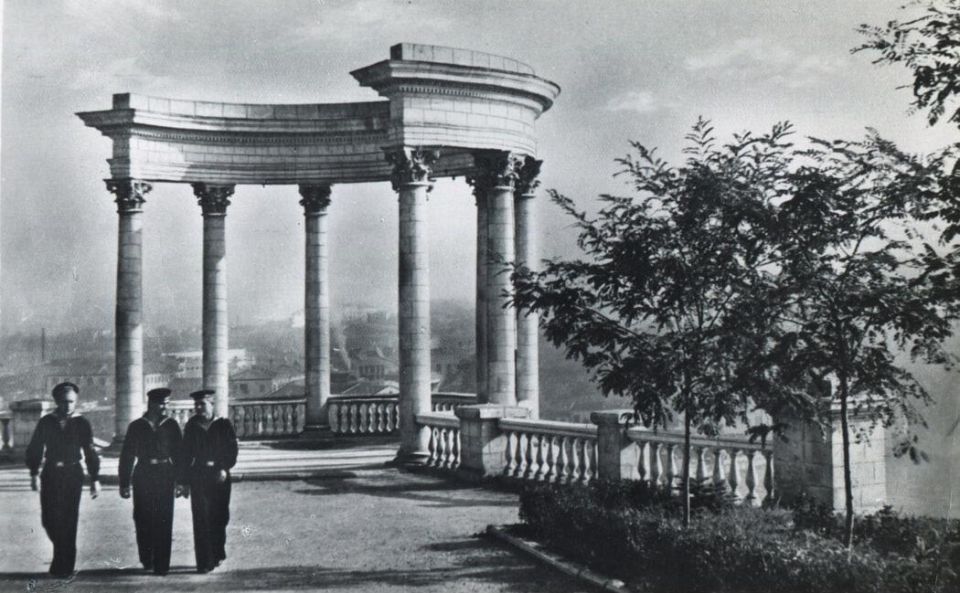 Почтовая открытка с изображением ротонды в сквере имени Ленина, 1955-1956 годы