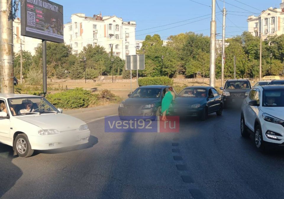 Двойное ДТП. Кольцо на пересечении улиц Адмирала Фадеева, Героев Сталинграда и Проспекта Октябрьской революции