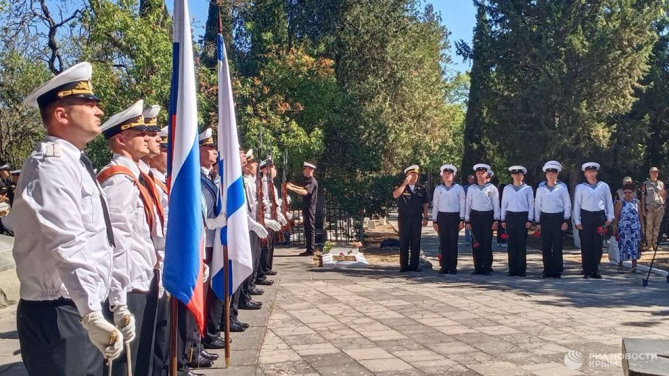 25 лет со дня трагедии: в Севастополе почтили память экипажа затонувшей подлодки "Курск"