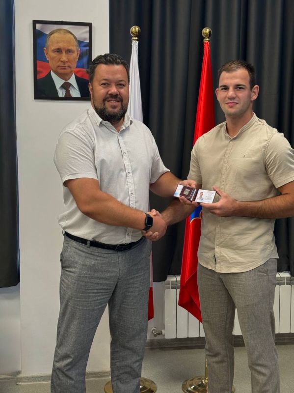 Сергей Резниченко: Сегодня вручил удостоверение и знак мастера спорта России международного класса по универсальному бою Эдуарду Леонову!