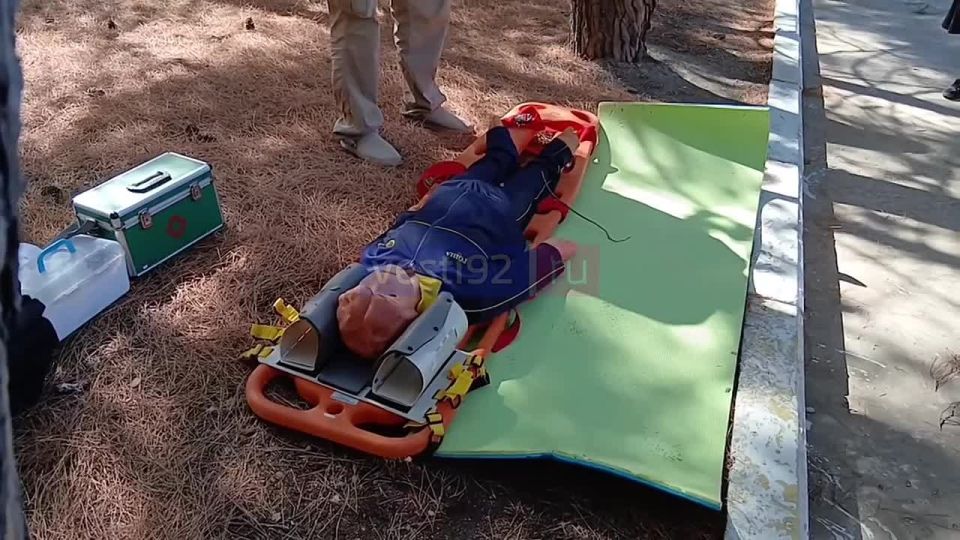 В лагере Ласпи Севастопольские спасатели сегодня учат детей безопасному поведению на воде