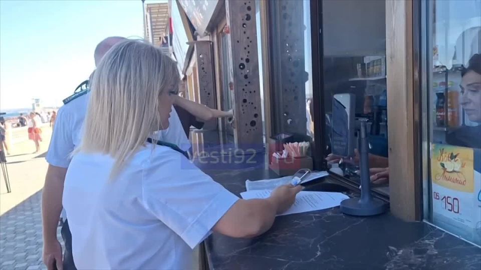 Инспекторы Россельхознадзора проверили общепиты в Парке Победы на предмет качества продукции в курортный сезон