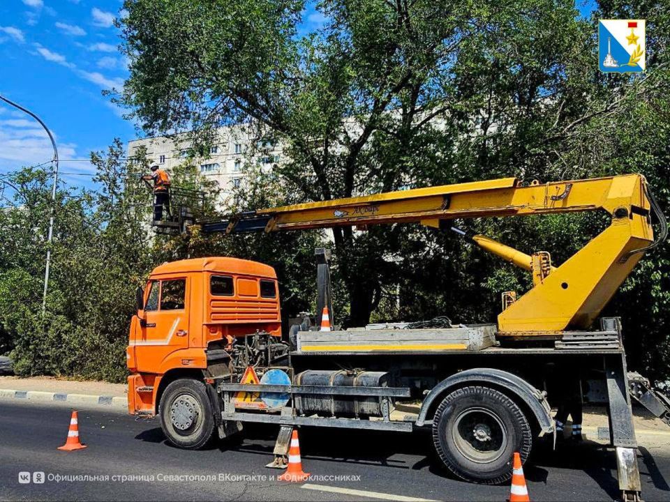 Заботимся о безопасности. На улице Генерала Мельника специалисты «Горсвета» провели обрезку деревьев в охранных зонах линий наружного освещения Это важно для предотвращения аварийных ситуаций — при сильном ветре или... Заботимся о безопасности. На улице Генерала Мельника специалисты «Горсвета» провели обрезку деревьев в охранных зонах линий наружного освещения Это важно для предотвращения аварийных ситуаций — при сильном ветре или...