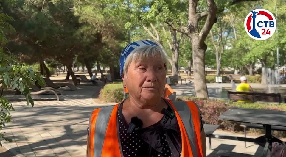 В сквере 60-летия СССР ухаживают за зелёными зонами Мастер участка открытого грунта «Парков и скверов» Татьяна Мошан делится, что растения, которые пострадали от летней засухи, обрезают и обильно поливают, чтобы дать...