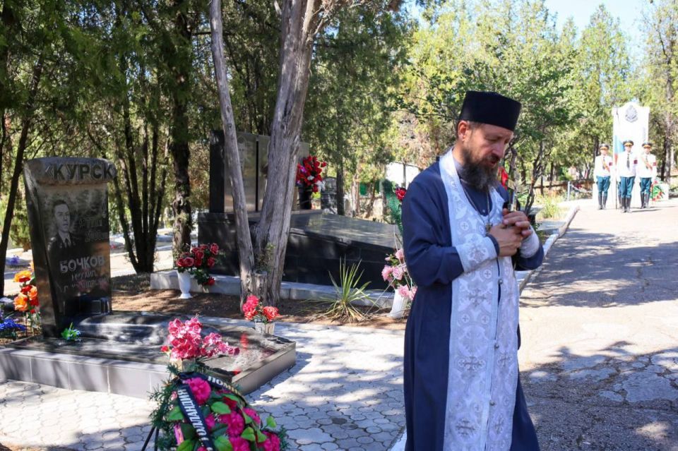 Александр Кулагин: 12 августа, в день 25-й годовщины гибели атомного подводного ракетоносного крейсера (АПРК) "Курск", настоятель Свято-Никольского храма-памятника митрофорный протоиерей Георгий Поляков и протоиерей Павел... Александр Кулагин: 12 августа, в день 25-й годовщины гибели атомного подводного ракетоносного крейсера (АПРК) "Курск", настоятель Свято-Никольского храма-памятника митрофорный протоиерей Георгий Поляков и протоиерей Павел...