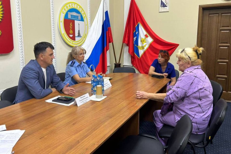 Заместитель прокурора Ленинского района города Севастополя Юлия Бобрышева совместно с главой Ленинского муниципального округа Алексеем Верещака провела личный прием граждан в помещении местной администрации