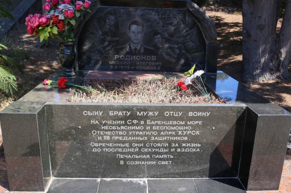 Александр Кулагин: 12 августа, в день 25-й годовщины гибели атомного подводного ракетоносного крейсера (АПРК) "Курск", настоятель Свято-Никольского храма-памятника митрофорный протоиерей Георгий Поляков и протоиерей Павел... Александр Кулагин: 12 августа, в день 25-й годовщины гибели атомного подводного ракетоносного крейсера (АПРК) "Курск", настоятель Свято-Никольского храма-памятника митрофорный протоиерей Георгий Поляков и протоиерей Павел...