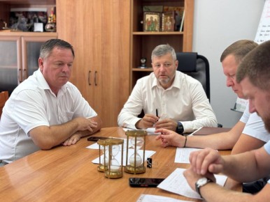 Провел штаб по дорожному строительству с подрядчиками, где обсудили строительство дороги-дублера, примыкающей к ФОКу «Спартак» и двум детским садам