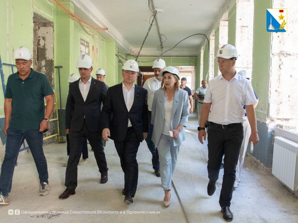 Михаил Развожаев проверил ход работ в школе №14 им. И.С. Пьянзина, где идёт капремонт в рамках президентской программы и нацпроекта «Молодёжь и дети»