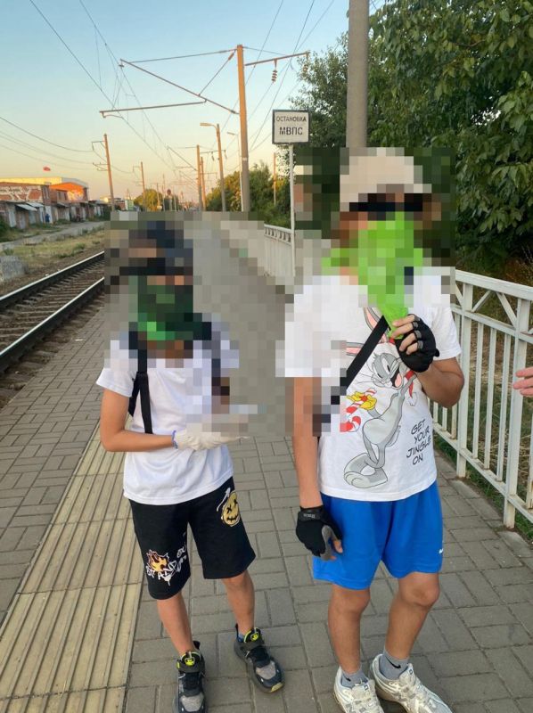 В Краснодаре транспортные полицейские пресекли действия несовершеннолетних зацеперов