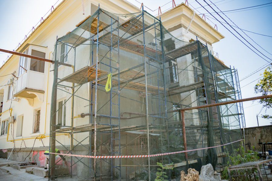 На улице Горпищенко, 14 ремонтируют фасад дома