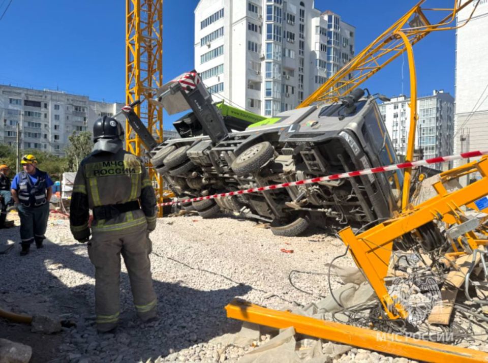 Строительный кран обрушился в Севастополе, есть погибший