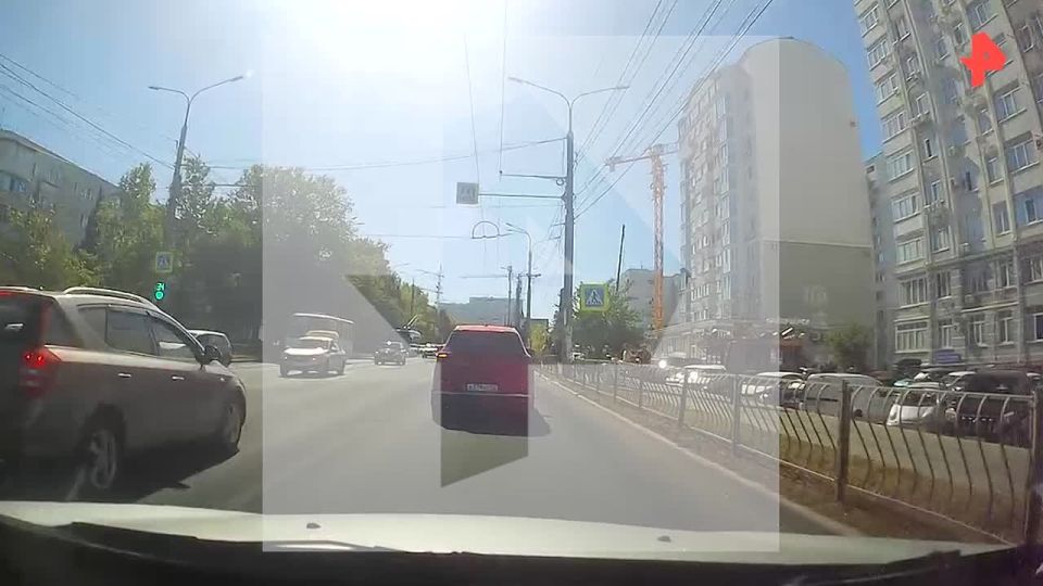 В распоряжение РЕН ТВ поступили кадры обрушения строительного крана в Севастополе