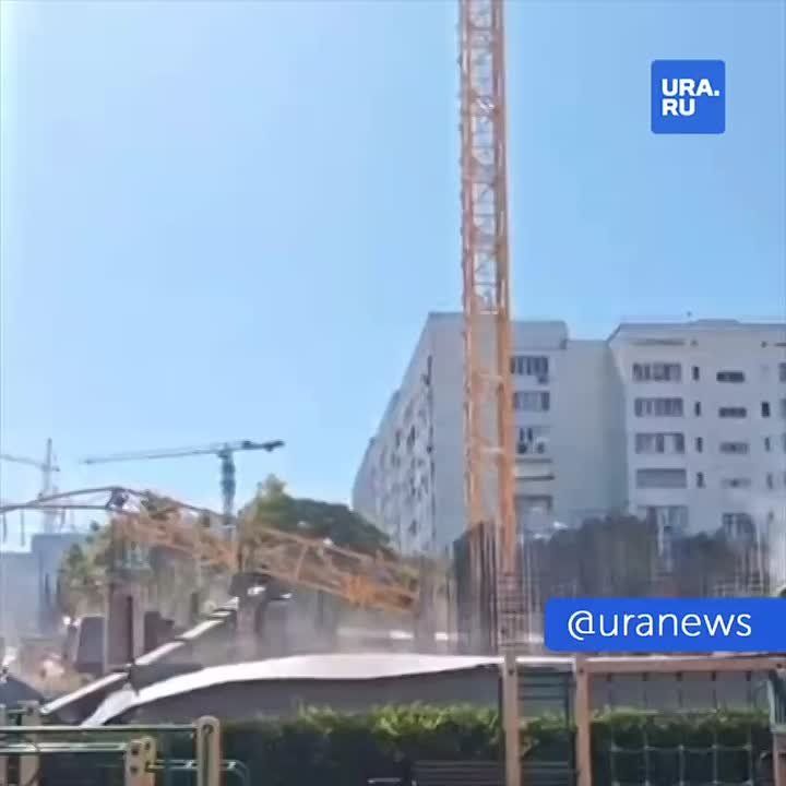 Кран рухнул на стройке в Севастополе