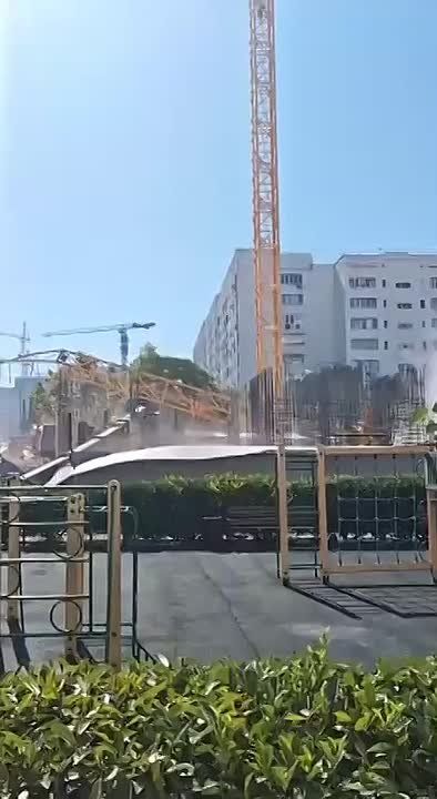 В Севастополе рухнул строительный кран, один человек погиб, двое травмированы, сообщили в МЧС города