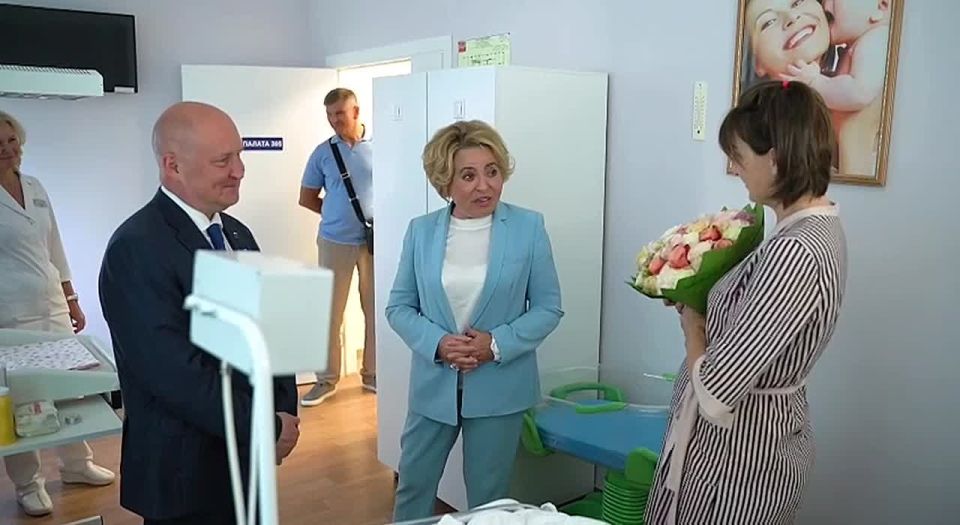 В севастопольском роддоме №2 Валентина Матвиенко и Михаил Развожаев вручили медали «Родившемуся в Городе-Герое Севастополе»