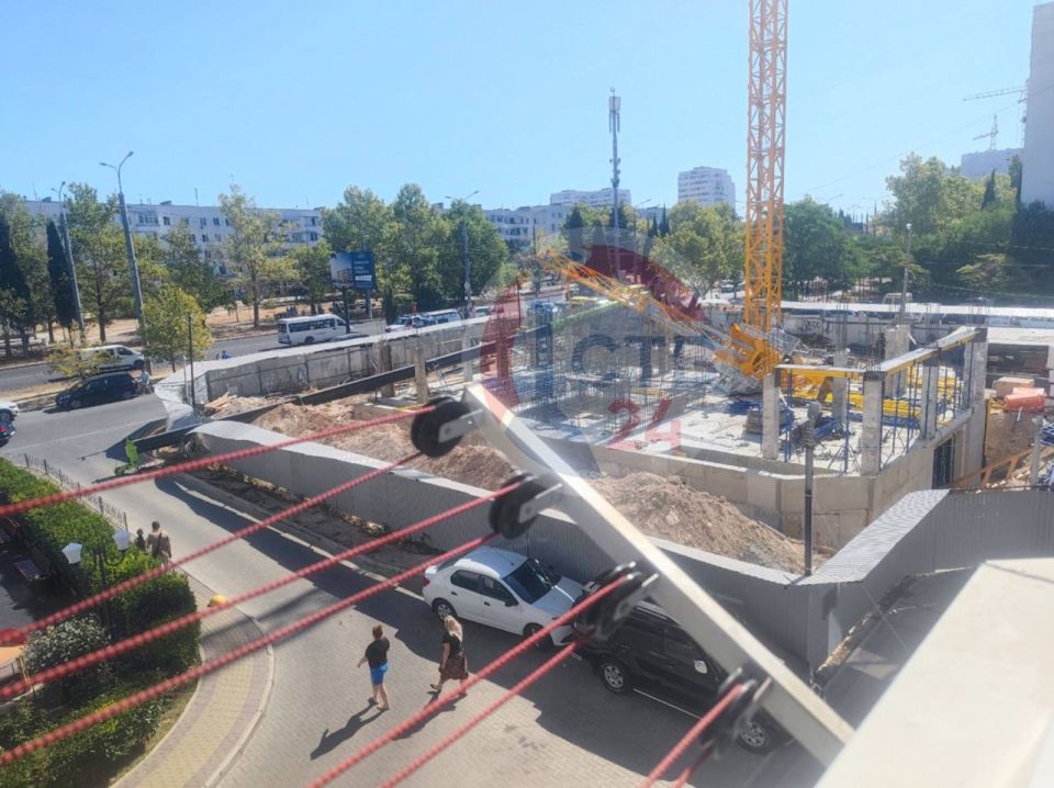 Один человек погиб на месте обрушения строительного крана в районе проспекта Октябрьской Революции