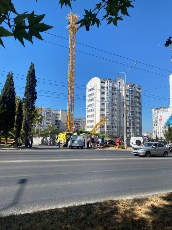 На стройплощадке на пр.Октябрьской революции упал строительный кран