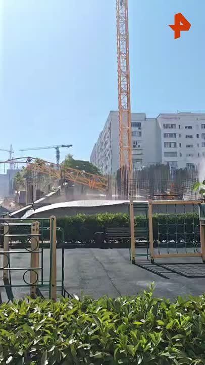 Строительный кран рухнул в жилом квартале Севастополя