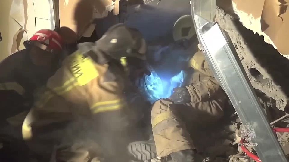 В Донецке спасли девушку из-под завалов дома после обстрелов ВСУ