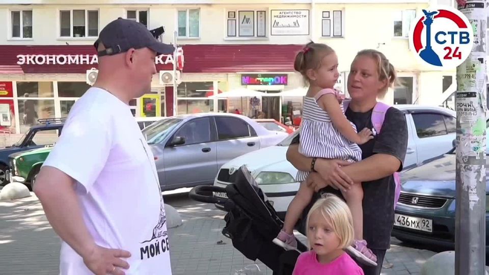 Во время рабочей поездки по Северной стороне губернатор Михаил Развожаев заметил перевернувшуюся коляску с девочкой и остановился, чтобы помочь маме