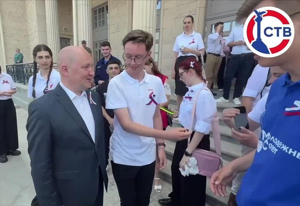 Пользователи заметили: Михаил Развожаев инспектировал стройку в футболке с изображением Памятника затопленным кораблям