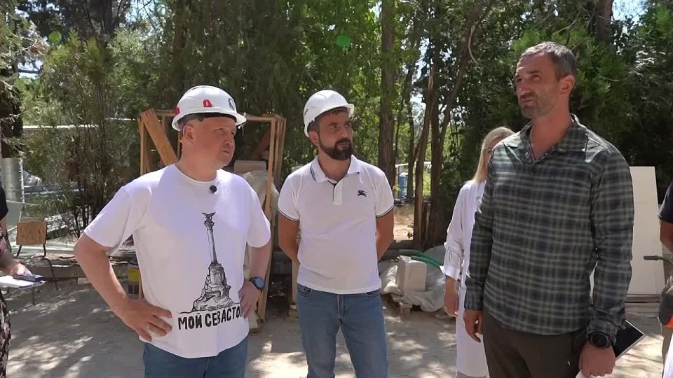 Губернатор Севастополя Михаил Развожаев посетил городскую больницу №4 на Северной стороне, оценил ход ремонтных работ, пообщался с персоналом и пациентами