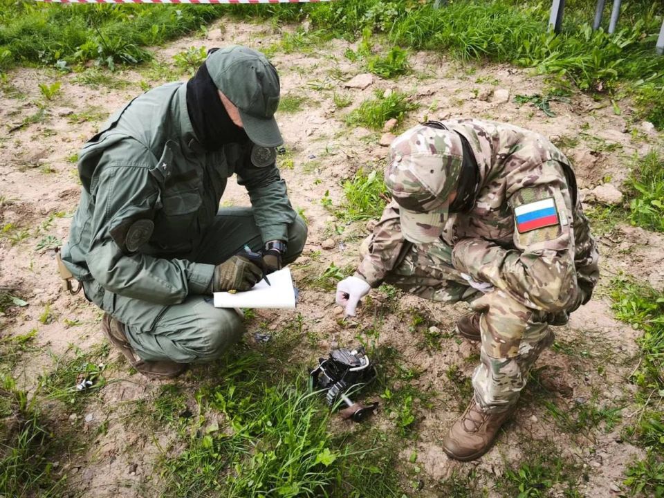 ФСБ опубликовала фото частей украинского БПЛА, подавленного над Смоленской АЭС