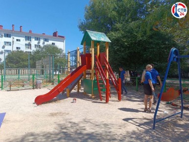 Михаил Развожаев дал задачу привести в порядок детскую площадку на ул. Маршала Бирюзова,1