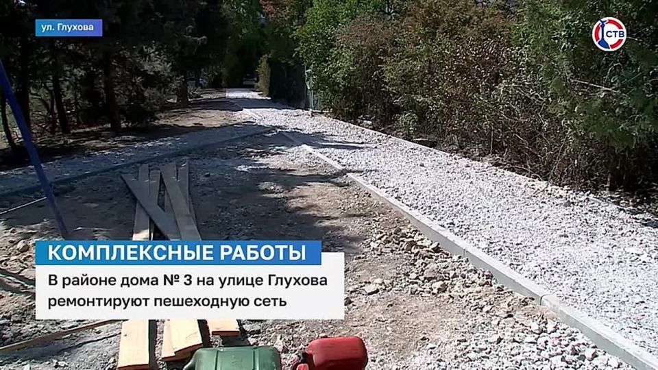 В районе дома №3 на улице Глухова обустраивают пешеходную сеть