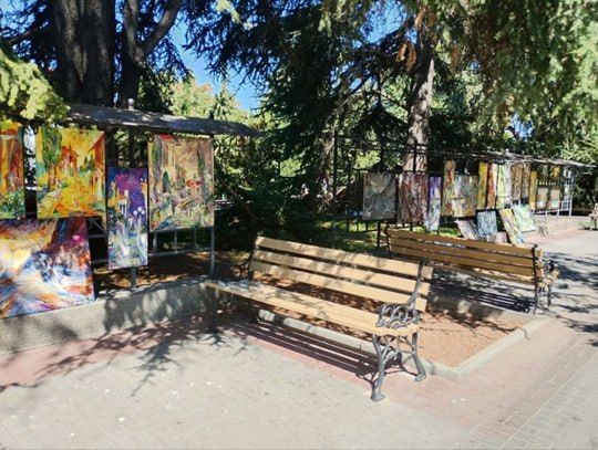 #Нам_пишут. Кто ,беспоколился за Вернисаж на Приморском бульваре — не переживайте, картины на месте ForPost