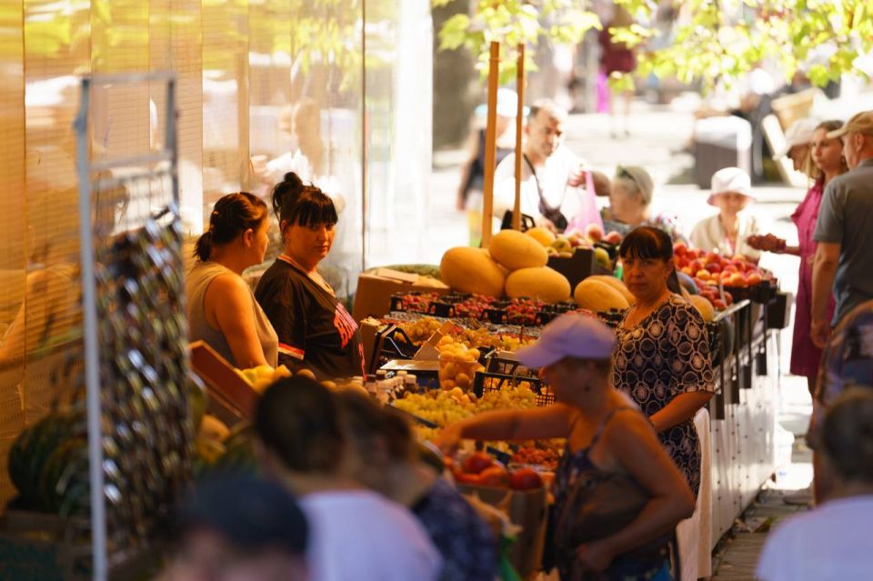 Губернатор поручил горхозу и управляющим компаниям разобраться со стихийной торговлей на отмостках многоквартирных домов