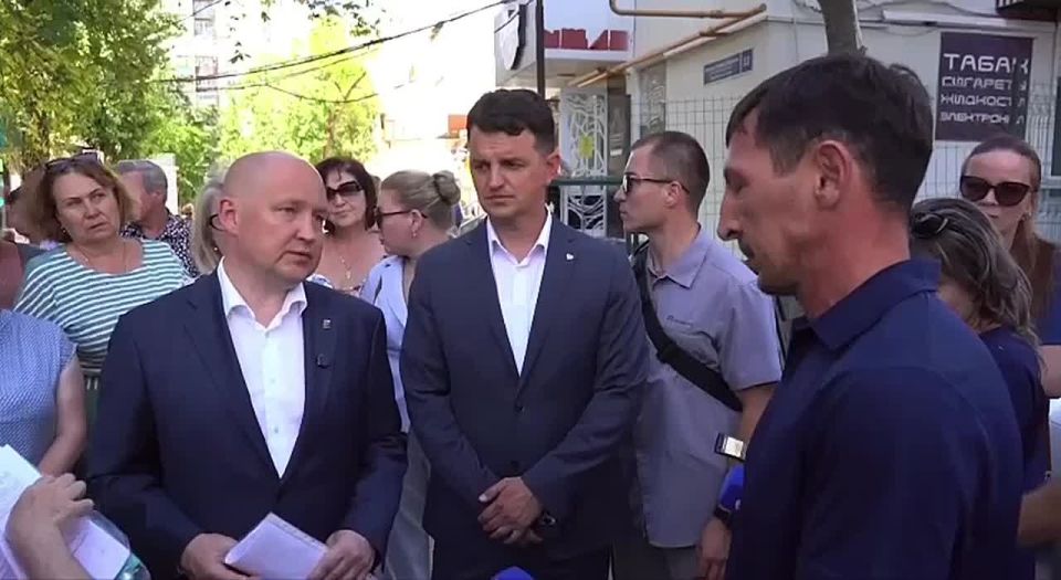 Михаил Развожаев на аппаратном совещании потребовал срочно разобраться с незаконной торговлей у жилых домов Управляющие компании должны немедленно определить все точки, ликвидировать их и привести территорию в порядок. Любые...