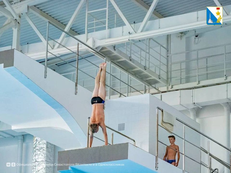 Соревнования по прыжкам в воду проходят в Севастополе Соревнования по прыжкам в воду проходят в Севастополе
