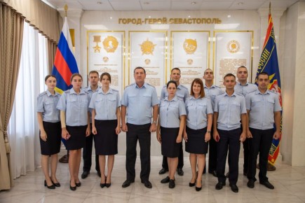Врио начальника УМВД России по г. Севастополю полковник внутренней службы Руслан Камалетдинов вручил служебные удостоверения молодым сотрудникам, недавно окончившим ведомственные ВУЗы системы МВД