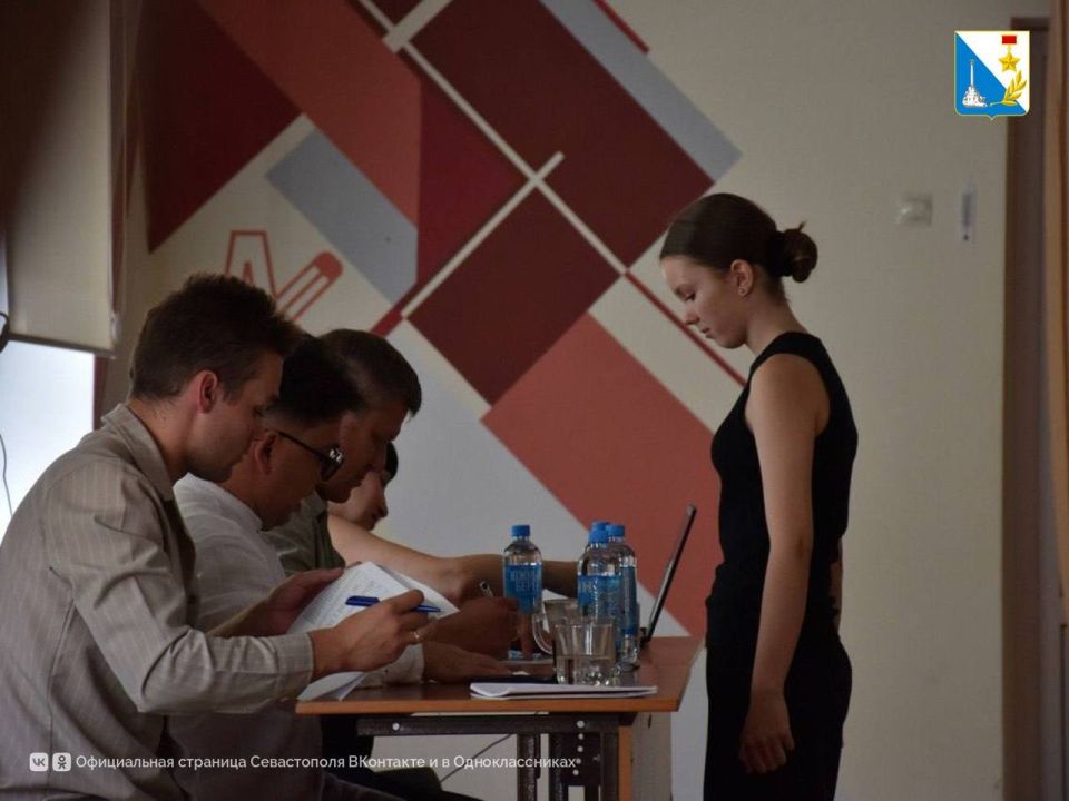 В профессиональном художественном колледже проходят вступительные испытания для будущих хореографов и работников индустрии красоты