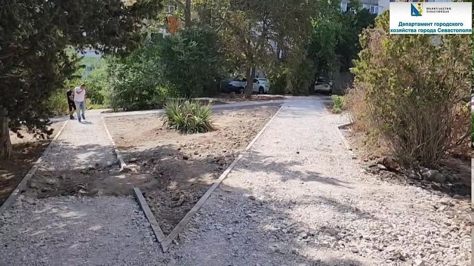 Продолжается благоустройство пешеходной сети по улице Глухова 3