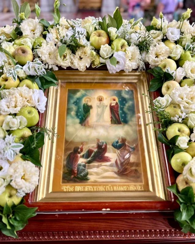 Николай Приставка: Дорогие друзья! Сердечно поздравляю вас с одним из великих двунадесятых праздников — Преображением Господним, который мы традиционно отмечаем как Яблочный Спас!
