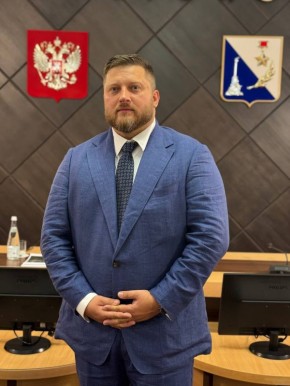 Михаил Развожаев: Сегодня на заседании правительства Севастополя представил нового исполняющего обязанности заместителя губернатора, который будет отвечать за сферы жилищно-коммунального хозяйства и экологии