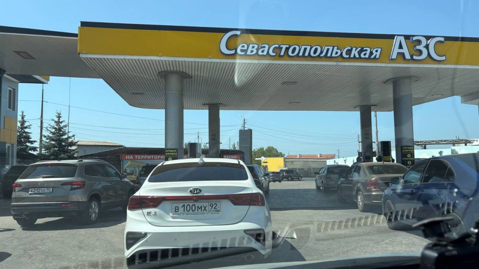 Нехватка топлива на АЗС Крыма сохранится не дольше месяца, — Аксенов